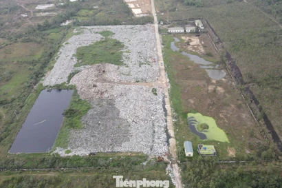 Khu xử lý rác thải xã Hồng Lộc (tỉnh Hà Tĩnh), rơi vào tình trạng quá tải, khiến hàng nghìn tấn rác tồn đọng.