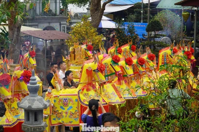 Ngựa giấy 'khủng' xếp kín sân chờ đốt ở đền Chợ Củi