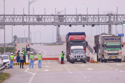 Nhiều ô tô qua trạm thu phí tự động bất thành trên cao tốc Mai Sơn - Quốc lộ 45 