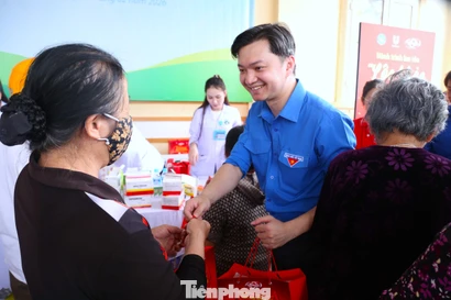 Khám, phát thuốc miễn phí cho hơn 1.000 người dân ở Hà Tĩnh