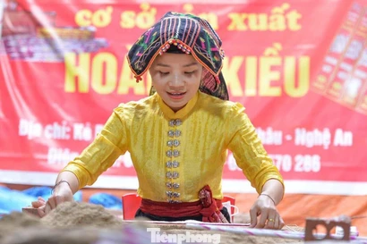 Cô gái Thái níu giữ nghề xưa, tạo sinh kế bền vững cho bản làng