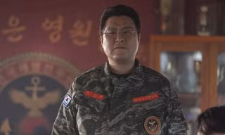 'Ông chú đeo kính' Yoon Kyung Ho: 'Sự nổi tiếng hiện tại của tôi giống như trúng số độc đắc'
