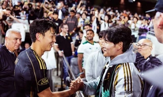 Kim Jong Kook gây chú ý tại Los Angeles khi ôm Son Heung Min