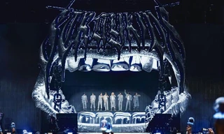 Vì sao các album vật lý K-pop ngày càng giống hàng hóa lưu niệm?