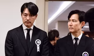 Jung Woo Sung và Lee Jung Jae đón tiếp khách tại tang lễ cố 'diễn viên quốc dân' Ahn Sung Ki