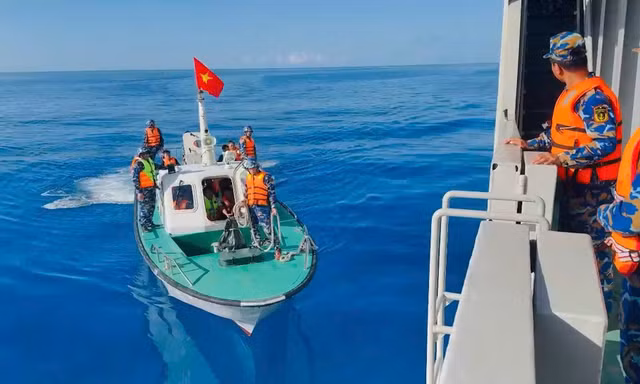 Hải quân đưa 33 ngư dân Quảng Ngãi gặp nạn vào bờ an toàn