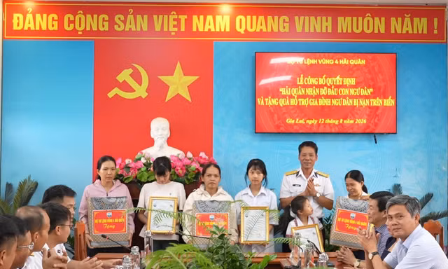 Vùng 4 Hải quân nhận đỡ đầu con 3 ngư dân bị nạn trên biển