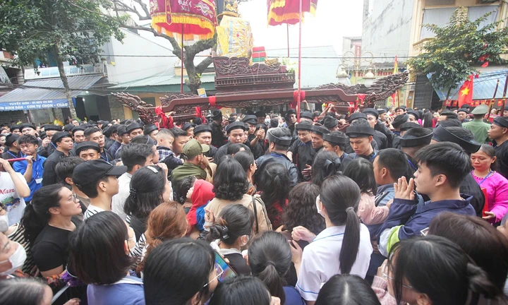 Hỗn loạn biển người chui qua gầm kiệu lấy may