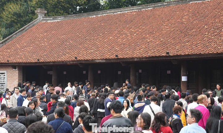 Văn Miếu - Quốc Tử Giám đông nghịt