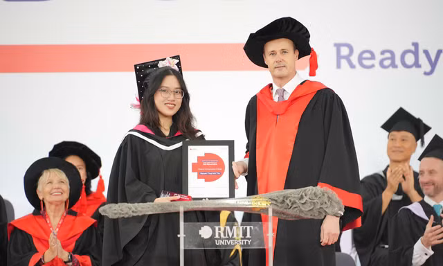 Cô gái trẻ giữ nhịp của cả căn phòng là sinh viên tiêu biểu Đại học RMIT Việt Nam năm 2026