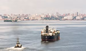 Tàu chở dầu trúng hỏa lực trên eo biển Hormuz