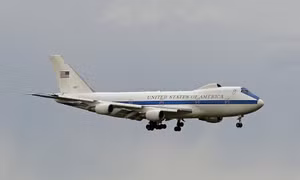 Máy bay ‘Ngày tận thế’ của Mỹ cất cánh khi Tổng thống Trump cân nhắc kịch bản tấn công Iran 