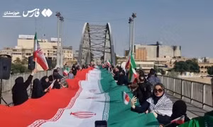 Người Iran lập 'hàng rào sống' phản đối Mỹ tấn công các địa điểm trọng yếu