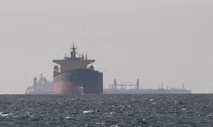Tàu chiến Mỹ nổ súng, thu giữ tàu hàng Iran