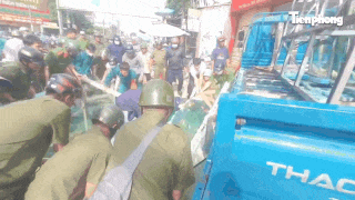 Nghẹt thở giải cứu 2 công nhân bị hàng chục tấm kính cường lực đè lên người ở Tây Ninh