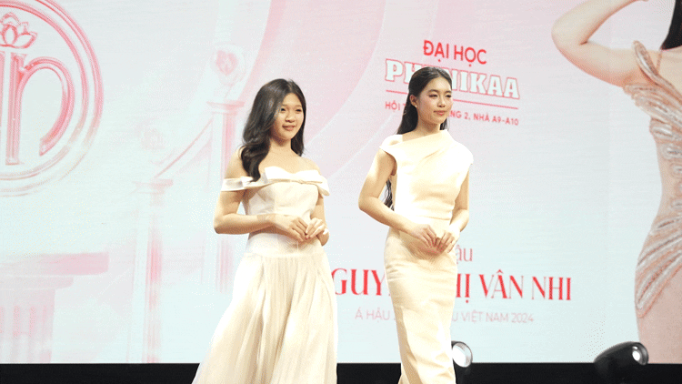 Á hậu Châu Anh, Vân Nhi thị phạm catwalk bikini