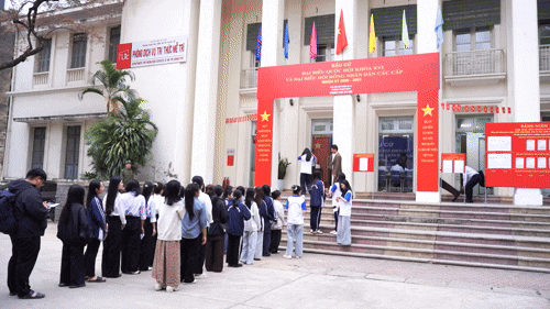 Sinh viên Thủ đô háo hức đi bỏ phiếu trong ngày hội toàn dân
