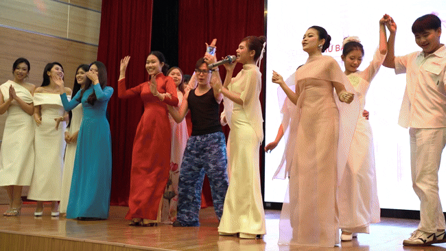 Ca sĩ Thủy Tiên, Trân Oanh và sinh viên Đại học Cửu Long hát, catwalk bùng nổ sân khấu Hoa hậu Việt Nam 2026