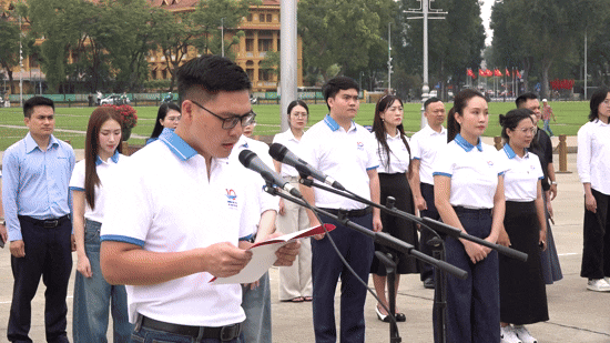 [VIDEO] Đoàn đại biểu Gương mặt trẻ Việt Nam tiêu biểu báo công, vào Lăng viếng Chủ tịch Hồ Chí Minh