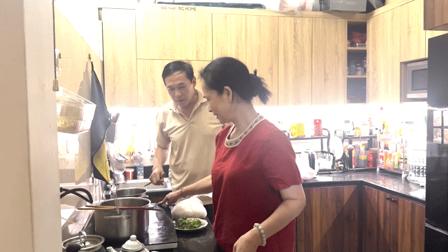 Diễn viên Khôi Trần thăm nhà NSND Lan Hương và NSƯT Đỗ Kỷ