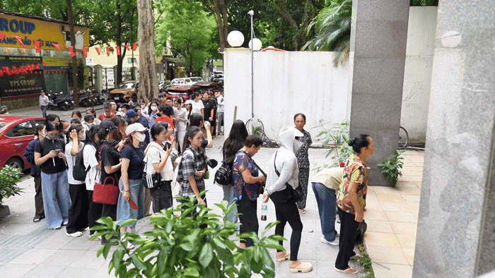 Khán giả dậy từ 6h sáng 'săn vé' concert Thanh xuân