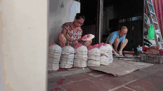 Cặp vợ chồng ở Hà Nội gìn giữ ký ức Trung thu qua mặt nạ giấy bồi