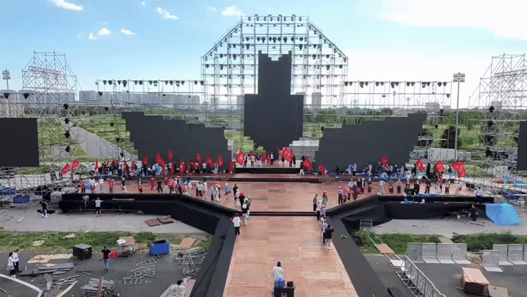 Dàn vũ công tập luyện từ sáng đến đêm cho concert Thanh Xuân
