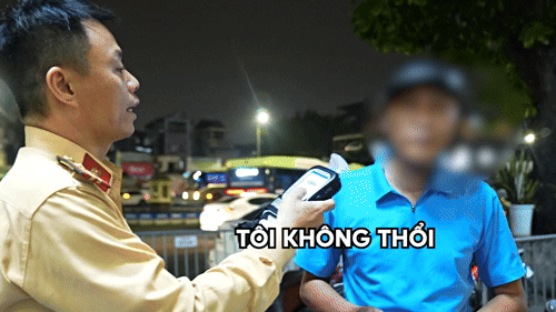 Nữ tài xế bỏ xe, rời chốt khi CSGT kiểm tra nồng độ cồn