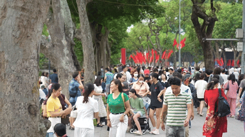 Hồ Hoàn Kiếm nườm nượp du khách