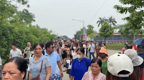 Hàng vạn người đổ về Đền Hùng, dịch vụ xe ôm kiếm bộn tiền