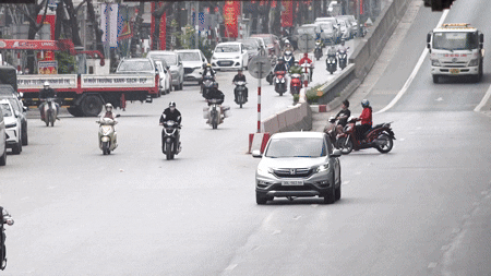 Thấy CSGT, hàng loạt người đi xe máy ngược chiều vội nhảy xuống dắt bộ