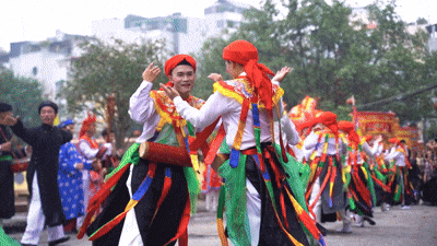 ​Độc đáo màn trai làng 'má phấn môi son' múa bồng ở Hà Nội