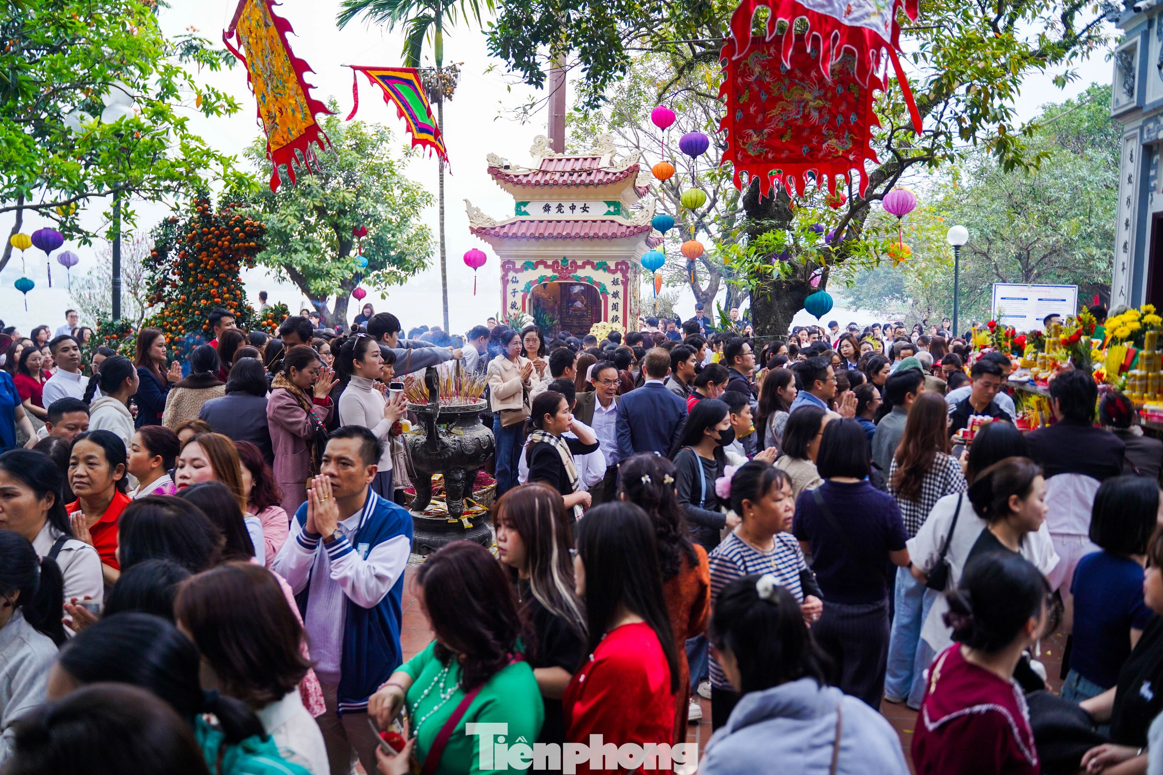 Ngày đầu làm việc sau Tết, biển người chen chúc xin lộc tại Phủ Tây Hồ