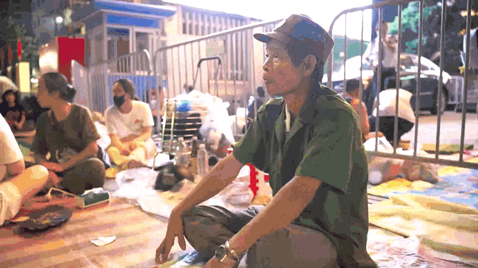 Thức trắng đêm giữ chỗ, háo hức từng giây chờ xem diễu binh 2/9