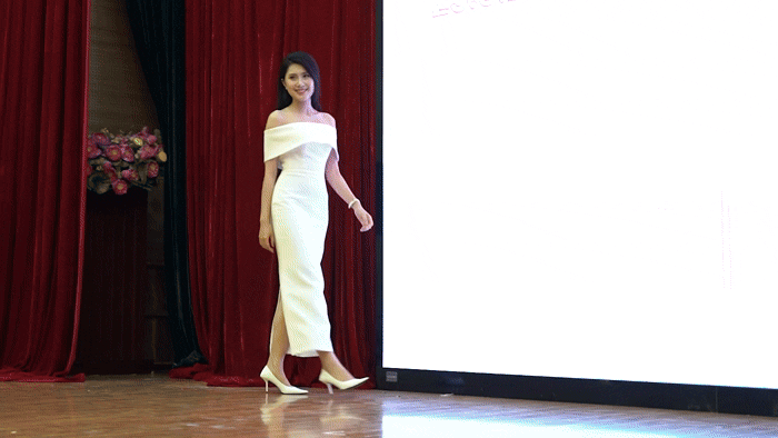 Màn catwalk bikini của người đẹp Huyền Cơ, Bùi Thùy Nhiên cùng sinh viên Đại học Cửu Long