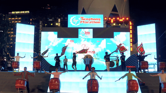 Khách Tây hào hứng xem Lưu Hiền Trinh, dàn người đẹp tổng duyệt đêm nhạc ở Khánh Hòa