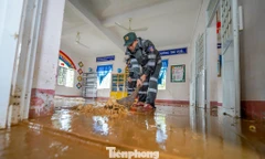 Cảnh sát cơ động Tây Nguyên tiếp sức các điểm trường tâm lũ Hòa Thịnh 