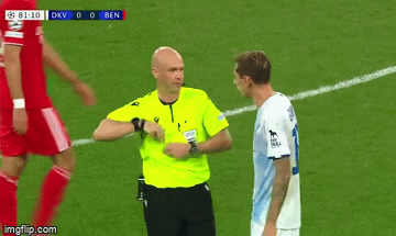 Hy hữu: Trọng tài 'bẻ còi’ sau khi rút nhầm thẻ đỏ tại Champions League