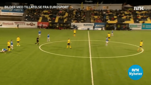 Phá bóng cứu nguy cho đội nhà, cầu thủ bất ngờ ghi bàn ở khoảng cách…71m 