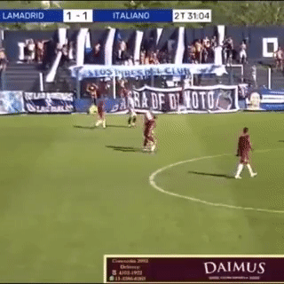 Hy hữu: Cầu thủ tung cú đấm hạ knock-out đối phương ngay trên sân cỏ 