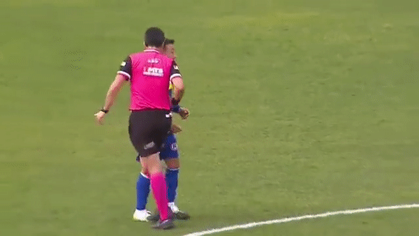 Bị chỉ tay vào mặt, trọng tài dùng ‘thiết đầu công’ hạ gục cầu thủ 