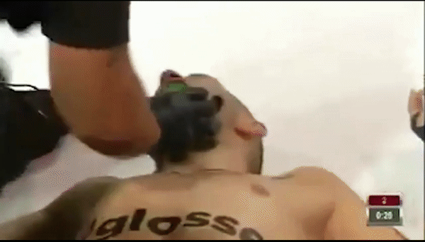 Đang tấn công đối thủ, nhà vô địch Ba Lan bất ngờ đột quỵ ngay trên sàn đấu 