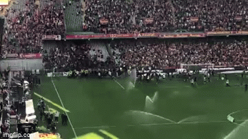 Sốc: CĐV lao vào hỗn chiến kinh hoàng ở Ligue 1, hai người bị thương