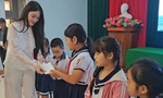 Người đẹp Phùng Thị Hương Giang trao quà cho các em học sinh bị ảnh hưởng bởi lũ lụt.