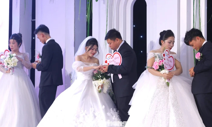 Cô dâu chú rể được tặng nhẫn vàng tại Lễ cưới tập thể