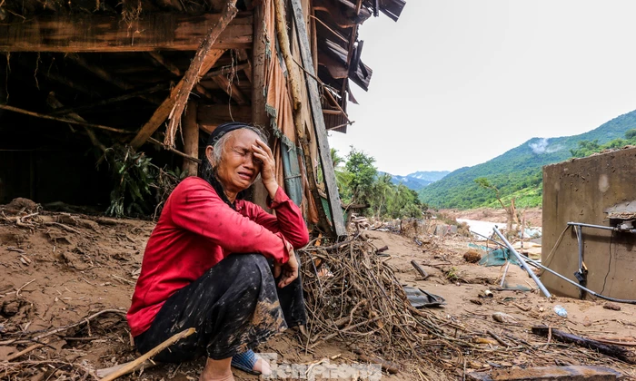 Xót xa bản làng ở Nghệ An có hàng chục ngôi nhà bị lũ san phẳng