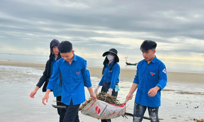 Tuổi trẻ Hà Tĩnh thu gom rác, làm sạch bãi biển sau bão số 3