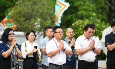 Ban tổ chức Giải Vô địch Golf Quốc Gia - Gia Lai 2025 dâng hoa, dâng hương tại Bảo tàng Quang Trung 