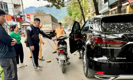 Khởi tố lái xe mở cửa ô tô không quan sát kỹ gây tai nạn chết người