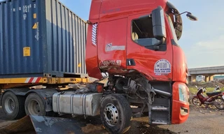 3 cuộn thép lăn xuống đường va phải xe đầu kéo, giao thông tắc nghẽn